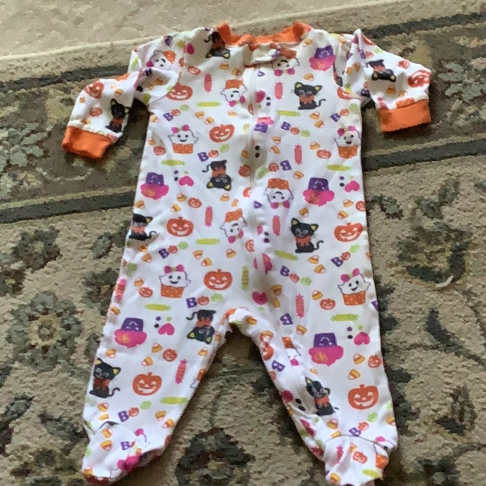 Halloween onesie has the feed in it zipper front 100% cotton 3 to 6 month